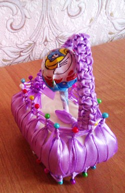Кошичок з мила і стрічок