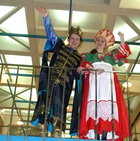 Гостей зустрічали артисти