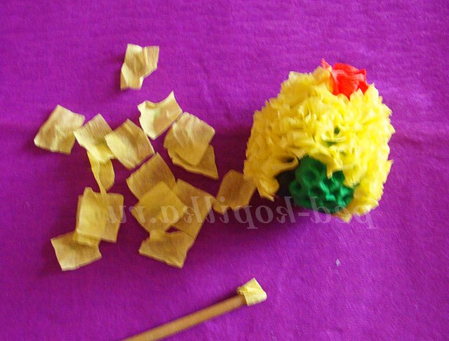 Великодній півник з гофротрубочек