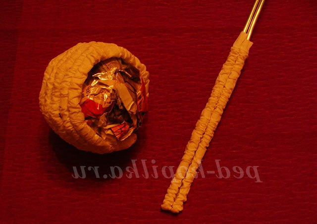 Великодній півник з гофротрубочек