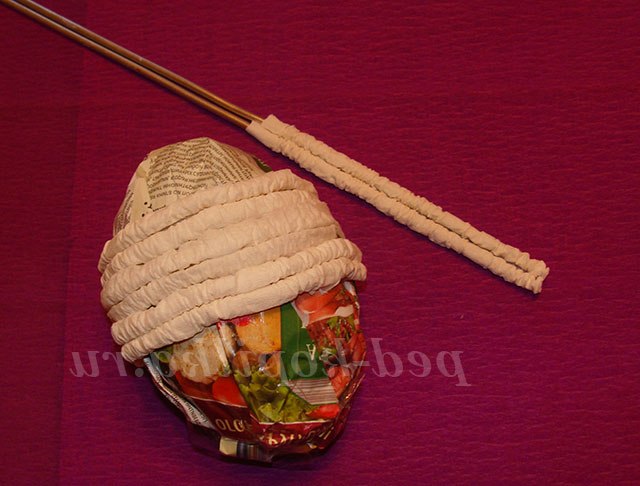 Великодній півник з гофротрубочек