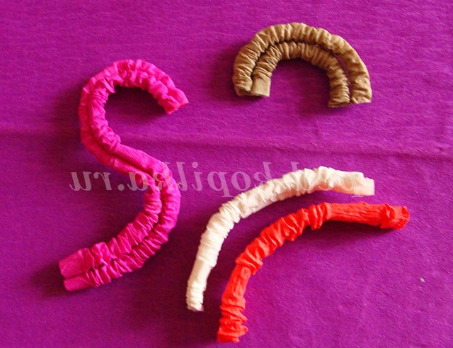 Великодній півник з гофротрубочек