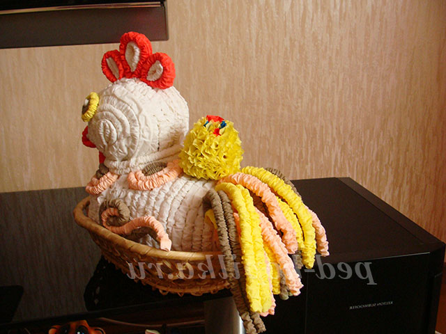 Великодній півник з гофротрубочек