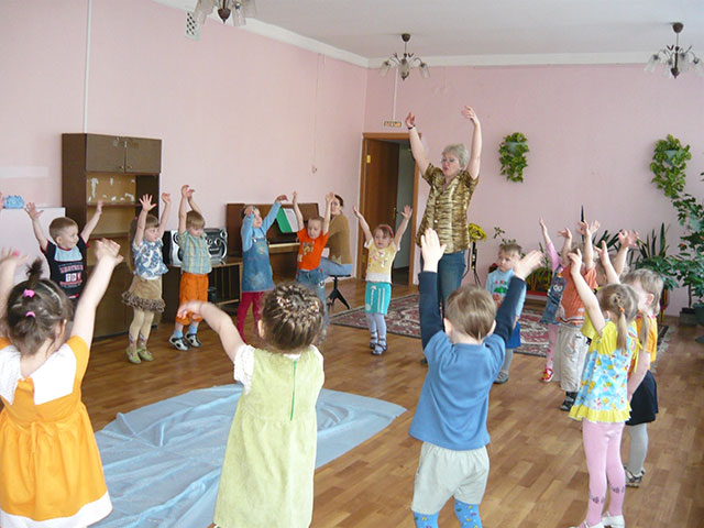 Фізкультурне заняття в молодшій групі ДНЗ