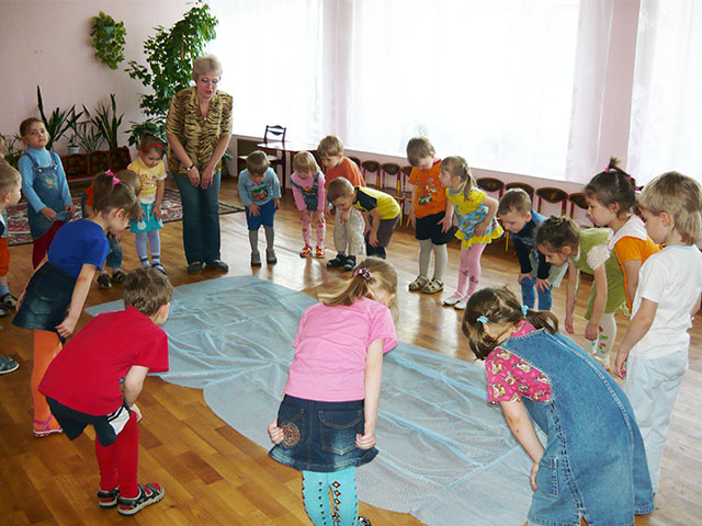 Фізкультурне заняття в молодшій групі ДНЗ