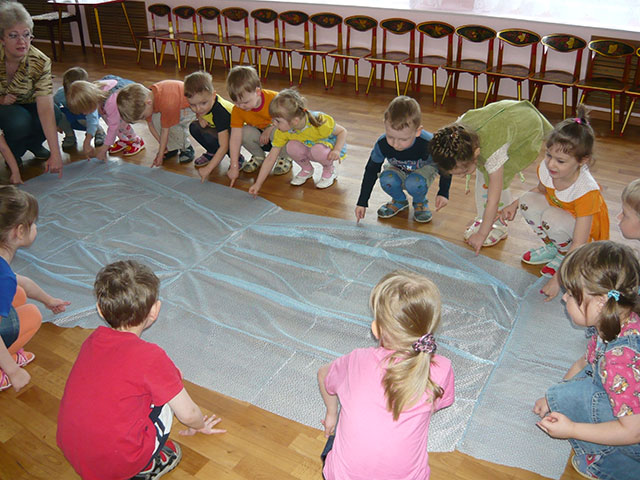 Фізкультурне заняття в молодшій групі ДНЗ