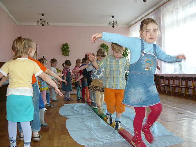 Фізкультурне заняття в молодшій групі ДНЗ