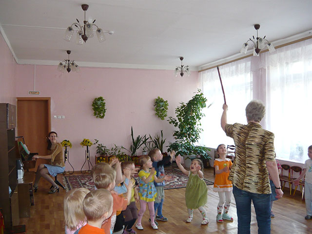 Фізкультурне заняття в молодшій групі ДНЗ