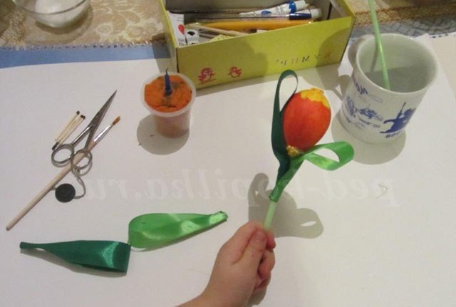 Виріб з яєць. Тюльпани