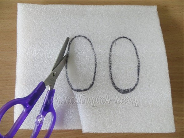 іграшки з помпонів, заєць своїми руками, кролик з помпонів своїми руками