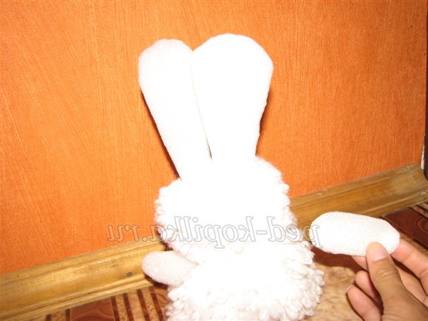 іграшки з помпонів, заєць своїми руками, кролик з помпонів своїми руками