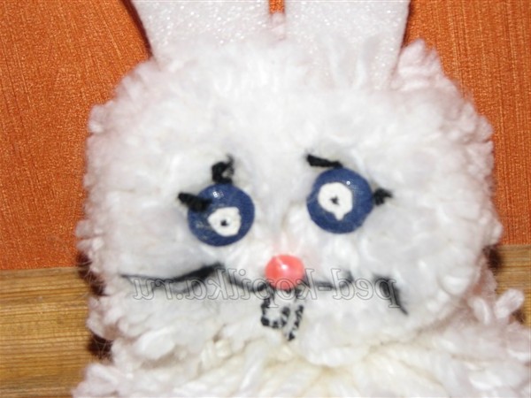 іграшки з помпонів, заєць своїми руками, кролик з помпонів своїми руками