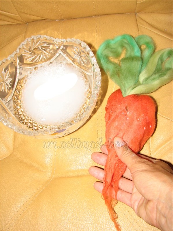 іграшки з помпонів, заєць своїми руками, кролик з помпонів своїми руками