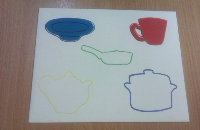 Дидактична гра для дошкільнят. Різнобарвна посуд