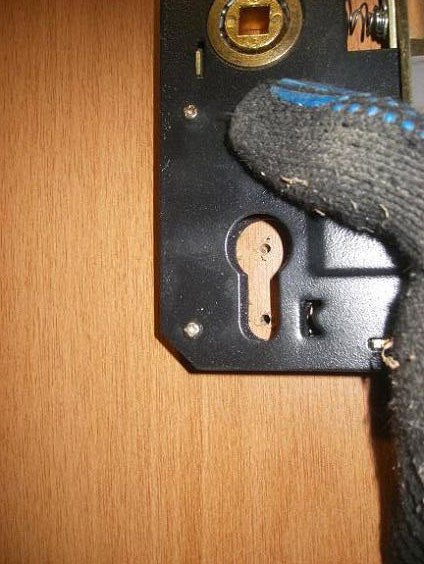 Врізка дверного замка