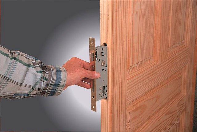 Врізка дверного замка
