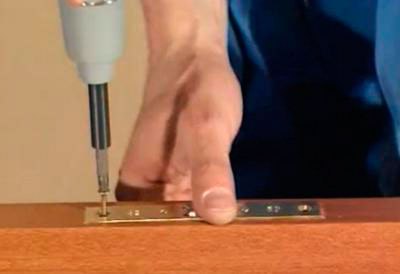 Врізка дверного замка