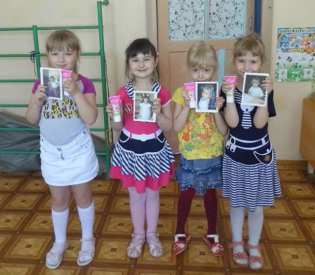 Дівчатка з подарунками