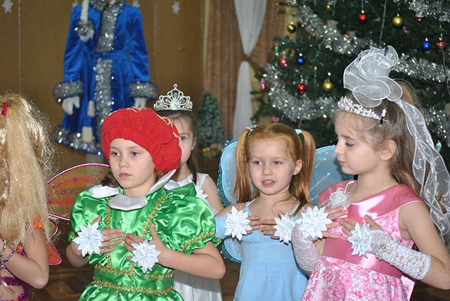 Новорічний ранок в ДНЗ. Танець Сніжинок