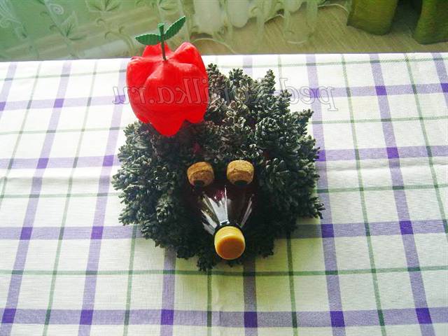 Їжачок з шишок і пластикових пляшок