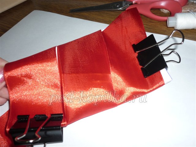 Майстер - клас Виготовлення брошки з атласних стрічок Майстер - клас Виготовлення брошки з атласних стрічок