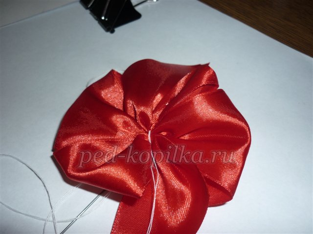 Майстер - клас Виготовлення брошки з атласних стрічок Майстер - клас Виготовлення брошки з атласних стрічок