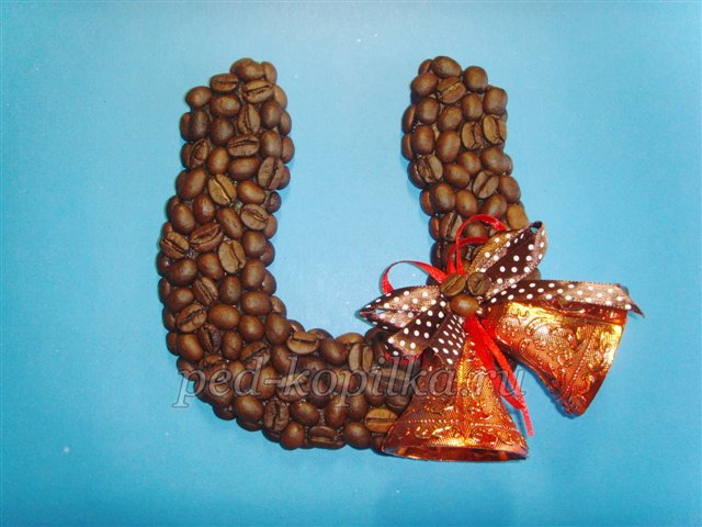 Новорічний амулет - підкова з кавових зерен. Майстер-клас Новорічний амулет - підкова з кавових зерен. Майстер-клас