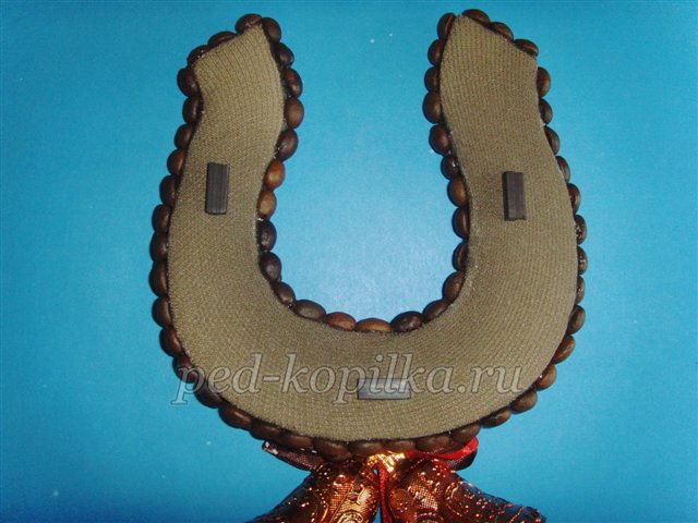 Новорічний амулет - підкова з кавових зерен. Майстер-клас Новорічний амулет - підкова з кавових зерен. Майстер-клас