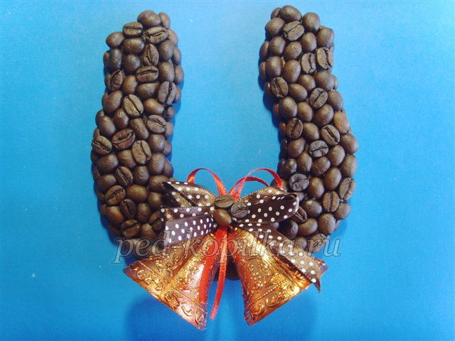 Новорічний амулет - підкова з кавових зерен. Майстер-клас Новорічний амулет - підкова з кавових зерен. Майстер-клас