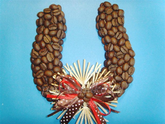 Новорічний амулет - підкова з кавових зерен. Майстер-клас Новорічний амулет - підкова з кавових зерен. Майстер-клас