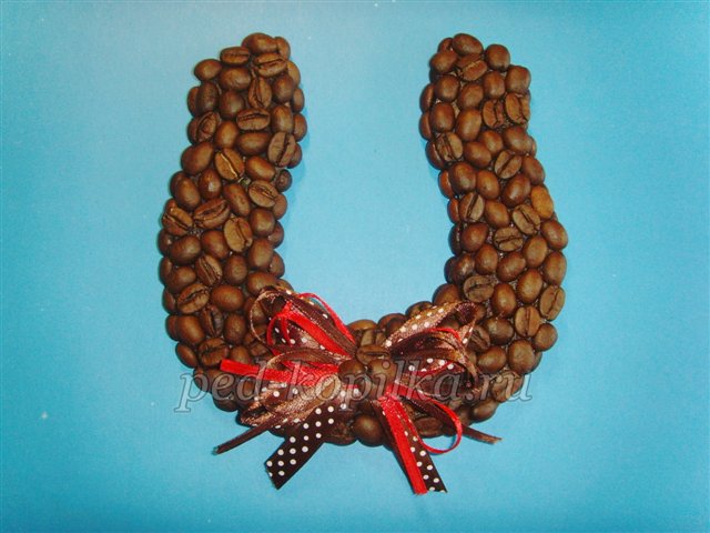 Новорічний амулет - підкова з кавових зерен. Майстер-клас Новорічний амулет - підкова з кавових зерен. Майстер-клас