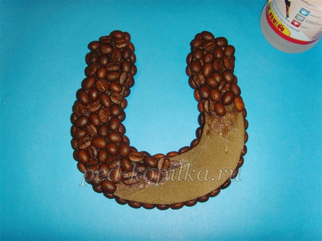 Новорічний амулет - підкова з кавових зерен. Майстер-клас Новорічний амулет - підкова з кавових зерен. Майстер-клас