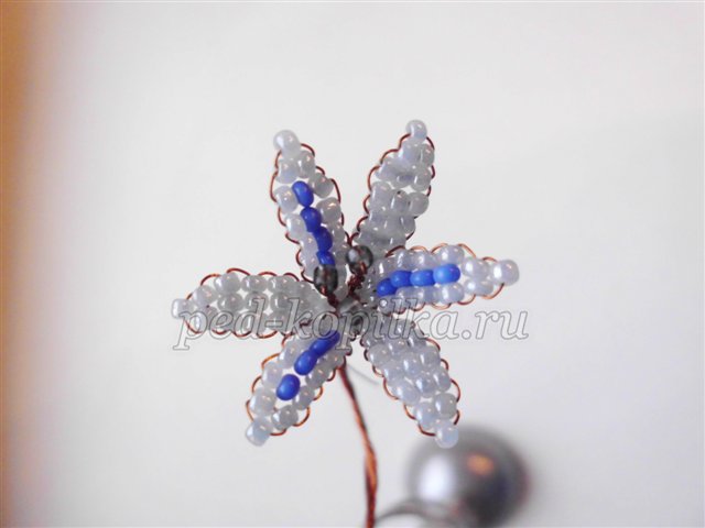 Бісероплетіння. Квіти з бісеру. Кошик пролісків Бісероплетіння. Квіти з бісеру. Кошик пролісків