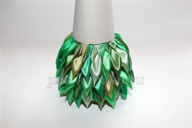 Ялинка з атласних стрічок в техніці канзаші. Майстер-клас Ялинка з атласних стрічок в техніці канзаші. Майстер-клас