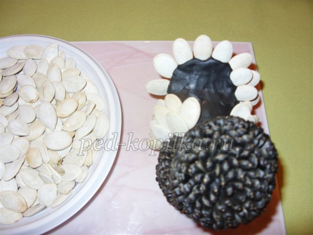 Поробка з природного матеріалу Курочка Чорнушка