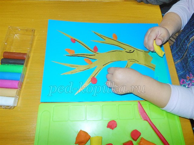 Дрібничка дерево восени