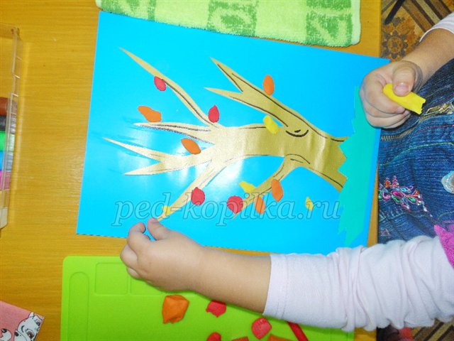 Дрібничка дерево восени