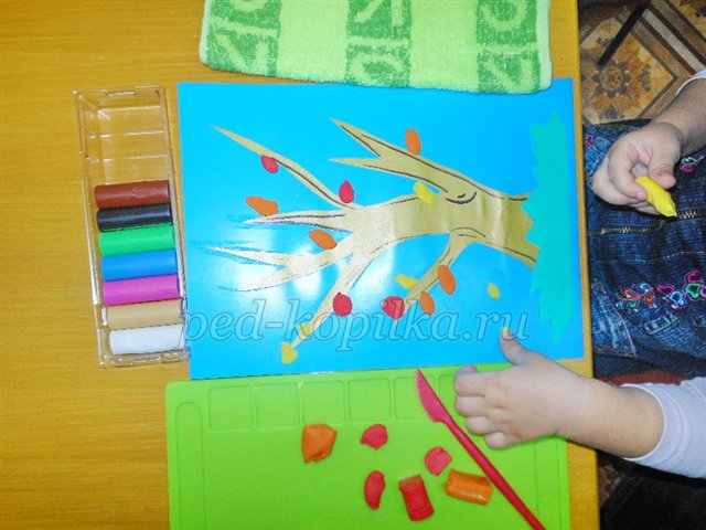 Дрібничка дерево восени