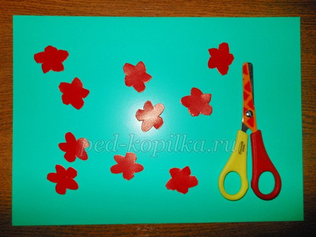 Аплікація з осіннього листя для дітей раннього дошкільного віку