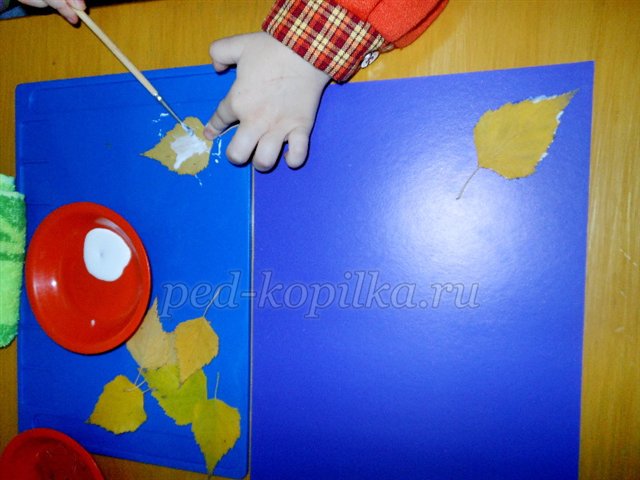 Аплікація з осіннього листя для дітей раннього дошкільного віку