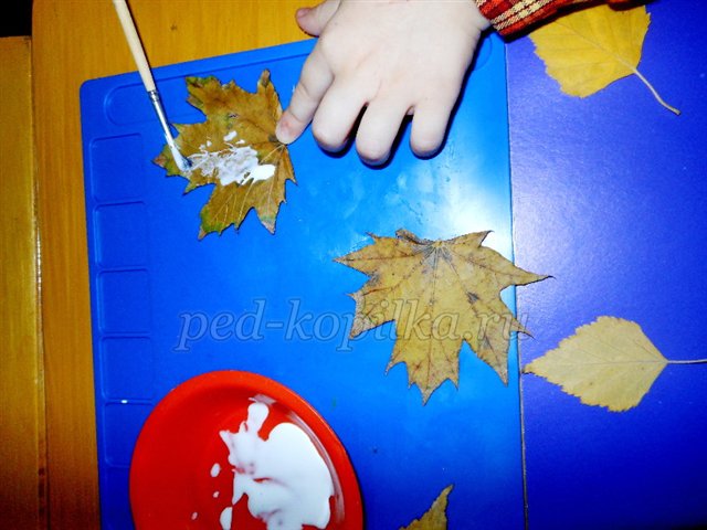 Аплікація з осіннього листя для дітей раннього дошкільного віку
