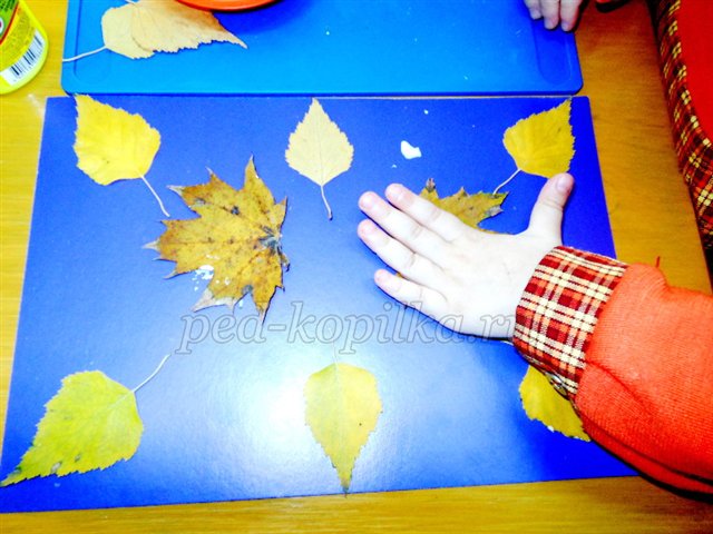 Аплікація з осіннього листя для дітей раннього дошкільного віку