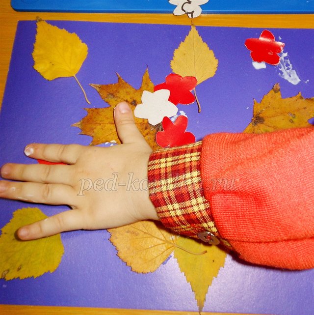 Аплікація з осіннього листя для дітей раннього дошкільного віку