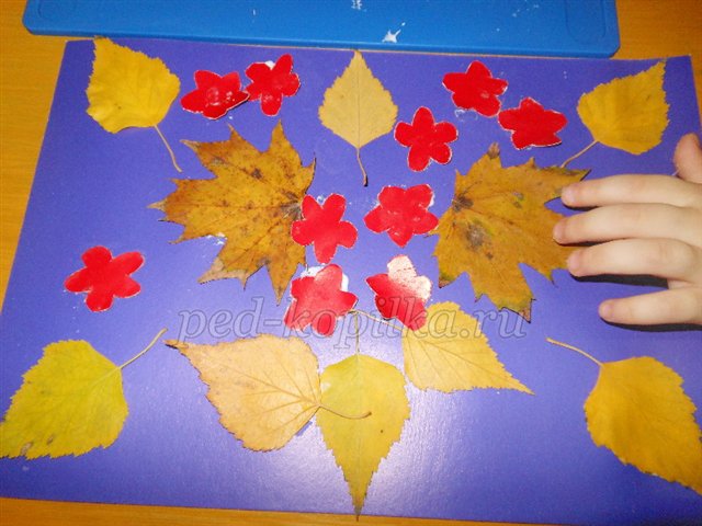 Аплікація з осіннього листя для дітей раннього дошкільного віку