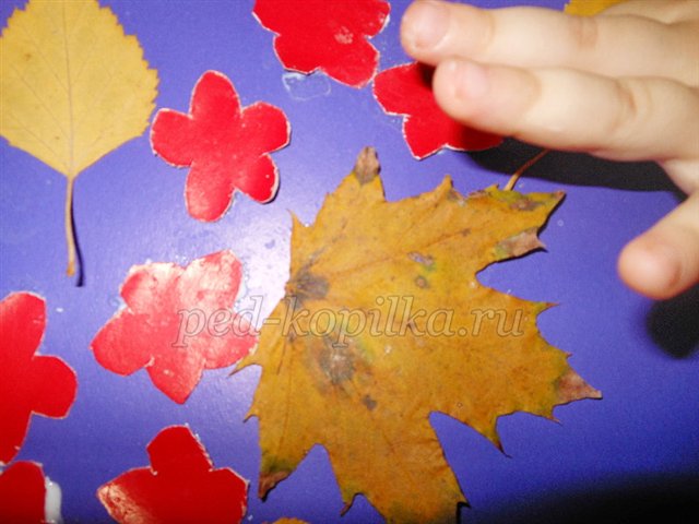 Аплікація з осіннього листя для дітей раннього дошкільного віку