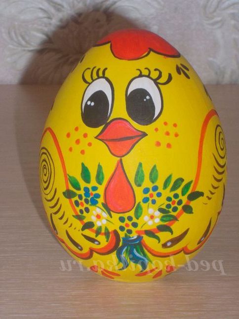 Розпис дерев'яного яйця до Великодня