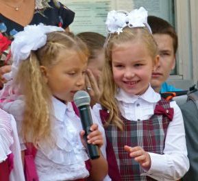 Виступ першокласників на лінійці 1 вересня