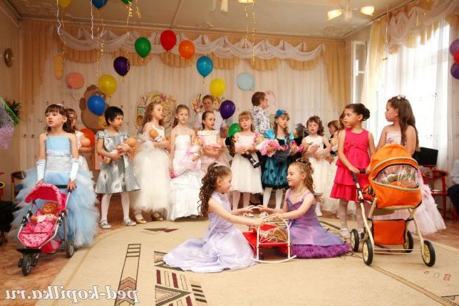 Прощання з ляльками.