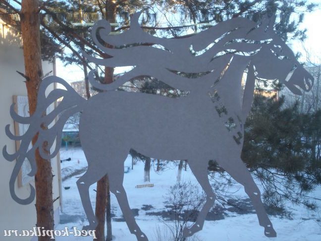 Витинанки на вікні. Конячка