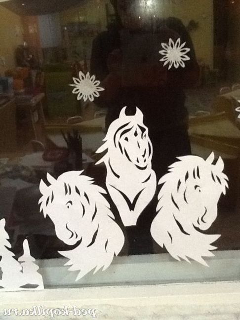 Витинанки на вікнах нашої групи.